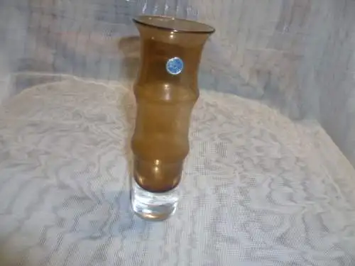 Även Gullaskruf ; MADE in Sweden :  hier ein Entwurf von  Designer Cari Zalloni 1937 Athen 2012  Rillenglasvase  Bernsteinfarben   in Form mundgeblasen  der 1960 er Höhe: 15,5 cm