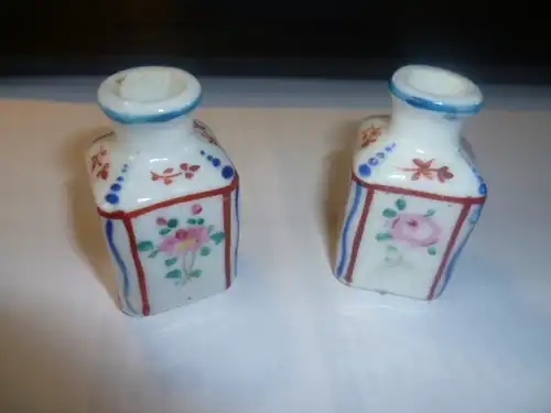 1 Paar Modelle  Porzellanvasen des Biedermeier  um 1900 H : 45 mm