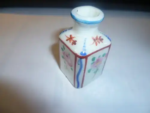  Modell  Porzellanvasen des Biedermeier  um 1900 H : 45 mm