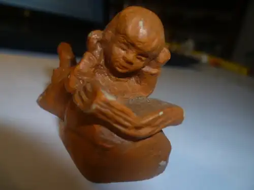  Modell  eines lesenden auf dem Boden liebenden Mädchens Keramik in braun bemaltZeit des Historismus  um 1890 H : 45 mm signiert DTS