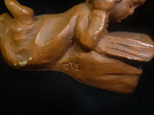  Modell  eines lesenden auf dem Boden liebenden Mädchens Keramik in braun bemaltZeit des Historismus  um 1890 H : 45 mm signiert DTS