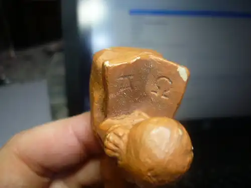  Modell  eines lesenden auf dem Boden liebenden Mädchens Keramik in braun bemaltZeit des Historismus  um 1890 H : 45 mm signiert DTS