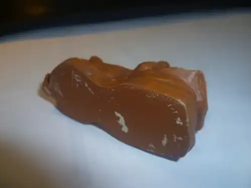  Modell  eines lesenden auf dem Boden liebenden Mädchens Keramik in braun bemaltZeit des Historismus  um 1890 H : 45 mm signiert DTS