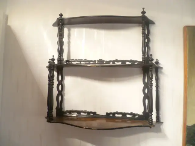 Französisches .Nußbaum 1870 Etagere zum Hängen 3 Fächer mehrfach bebaucht. Maße: 57 cm X 15 cm X 51 cm 0