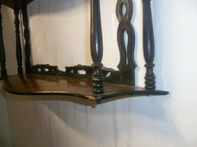 Französisches .Nußbaum 1870 Etagere zum Hängen 3 Fächer mehrfach bebaucht. Maße: 57 cm X 15 cm X 51 cm 1