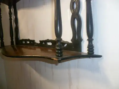 Französisches .Nußbaum 1870 Etagere zum Hängen 3 Fächer mehrfach bebaucht. Maße: 57 cm X 15 cm X 51 cm