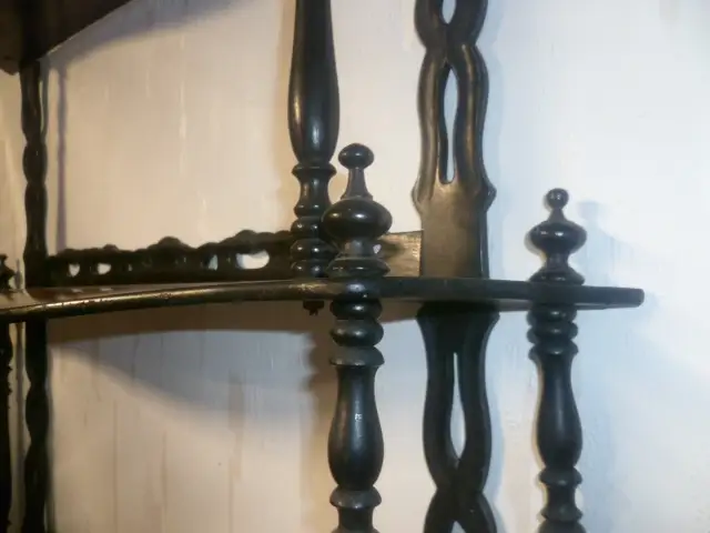 Französisches .Nußbaum 1870 Etagere zum Hängen 3 Fächer mehrfach bebaucht. Maße: 57 cm X 15 cm X 51 cm 2