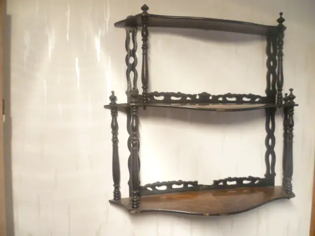 Französisches .Nußbaum 1870 Etagere zum Hängen 3 Fächer mehrfach bebaucht. Maße: 57 cm X 15 cm X 51 cm 3
