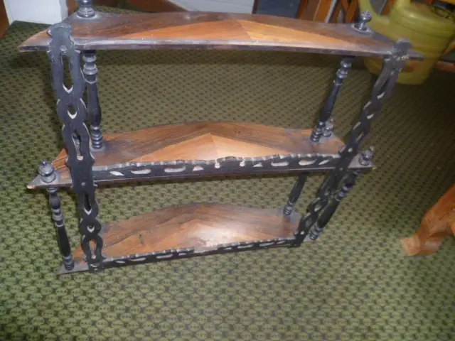 Französisches .Nußbaum 1870 Etagere zum Hängen 3 Fächer mehrfach bebaucht. Maße: 57 cm X 15 cm X 51 cm 5