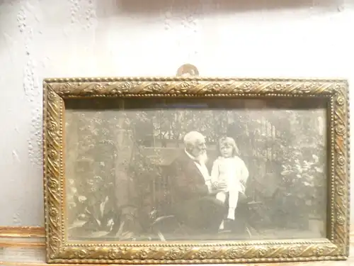 Kleines Rähmchen zum Aufhängen  mit Foto " Großvater und Enkelin" Art Deko  England oder Frankreich um 1920