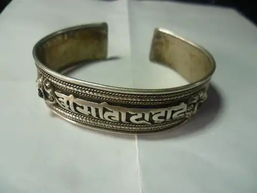 Arm Spange oder  Reif Ende 1900 Jhd Persien Indien oder  osmanisch mit Granate Inschrift Silber 33,1 Gramm , er ist eine besonders feine Goldschmiedearbeit