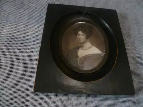 Portrait Miniatur auf Elfenbein um 1840 signiert M.A " Dame im Dreiviertelportrait"
