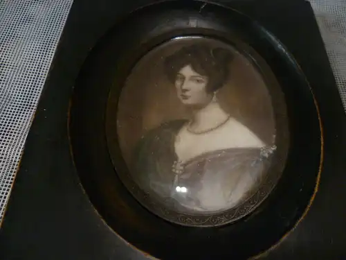 Portrait Miniatur auf Elfenbein um 1840 signiert M.A " Dame im Dreiviertelportrait"