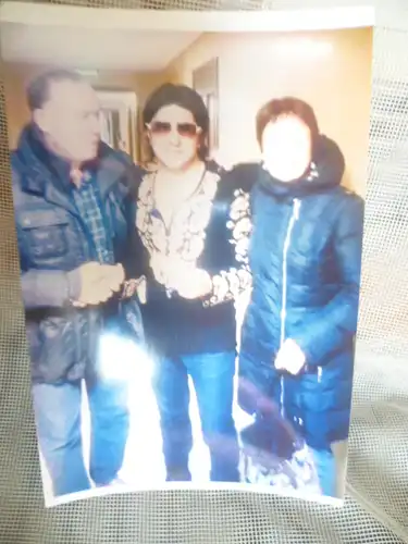 Ebersbacher Horn oder Beinschnitzerei hier 2 Bären auf kleinem Holzsockel spielen mit Süßwasserperlen um 1880 -1900