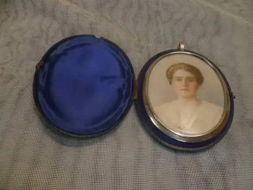 John Carlin '1813 Philadelphia– New York 1891 „Prachtvolle Porträtminiatur  Dame der New Yorker Society" signiert rechts am Rand in Weiß  Meisterhafte Ausführung in Gouache auf Elfenbein, New York um 1850.“