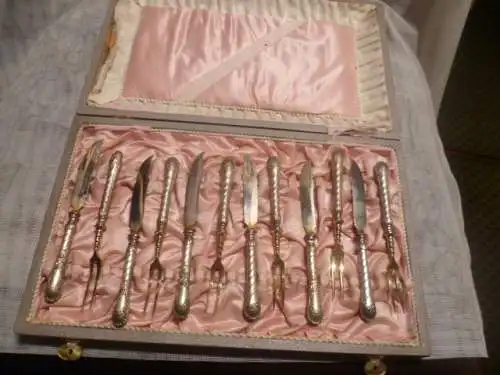 Obstset für 6 Personen gedrehtes Muscheldekor  um 1910 Klingen und Gabeln sind vergoldet Griffe 800 Silber