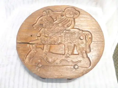 Luzerner Zunftfeier musealer runder Lebkuchen oder Spekulatius Stempelmodel Reiterfigur Stempelmodel tief ausgeschnitzt um 1760 Jh. Eiche 