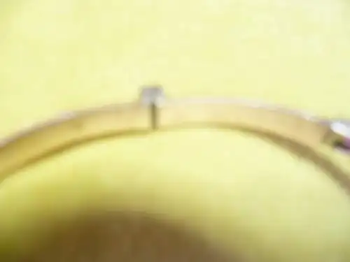 Armreif Gold 375 besetzt gefasst mit Rubine ca 3,0 Ct um 1870 Jhdt. mit Steckschließe und Sicherheitskettchen
