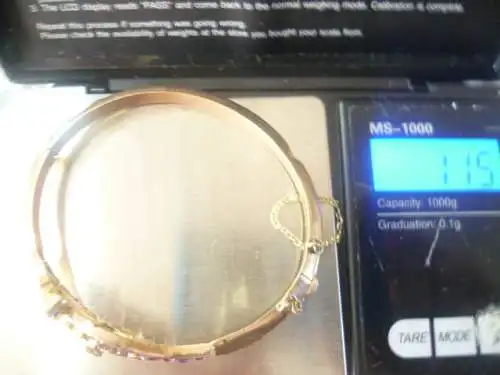 Armreif Gold 375 besetzt gefasst mit Rubine ca 3,0 Ct um 1870 Jhdt. mit Steckschließe und Sicherheitskettchen