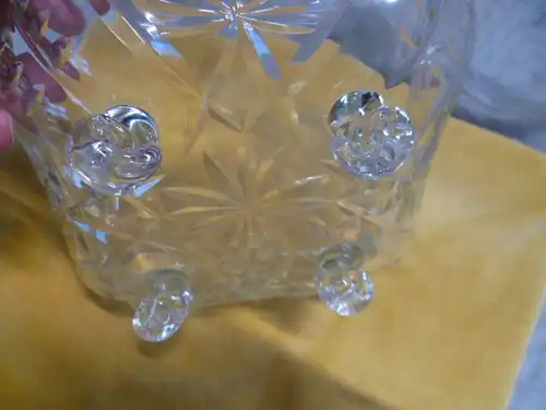 Art Deko  Kristallglasschale feiner Blütenschliff eingezogene Wandung auf Füßchen stehend  aus meiner Glasvitrine 