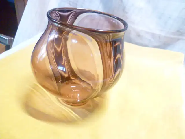 Bimini Lauscha signierte violette Glasvase  von Albrecht Greiner Mai 1932 Lauscha - 2012 Lauscha  in Tulpenform mundgeblasen 1