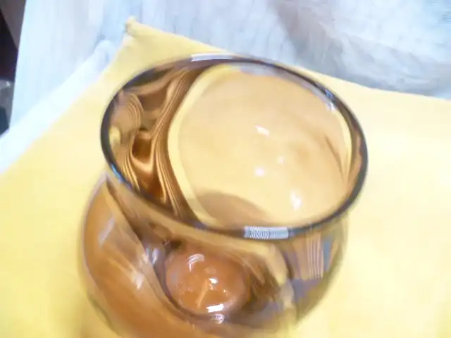 Bimini Lauscha signierte violette Glasvase  von Albrecht Greiner Mai 1932 Lauscha - 2012 Lauscha  in Tulpenform mundgeblasen 2