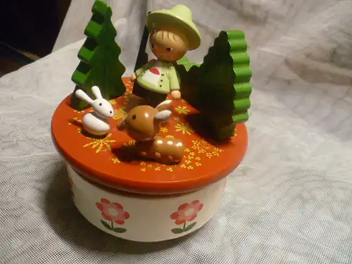 Wunderschöne Spieluhr von Sevi, Italien ,  Holz, Handbemalt zum Aufziehen. Kleiner Jägersmann im Walde bei seinen Tieren Hase Reh und 1 Fliegenpilz Melodie : Ein Männlein steht im Walde