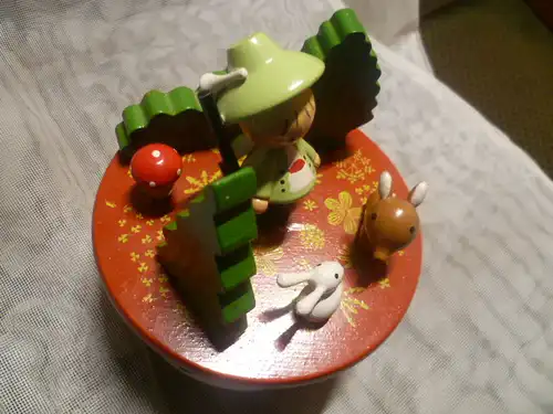 Wunderschöne Spieluhr von Sevi, Italien ,  Holz, Handbemalt zum Aufziehen. Kleiner Jägersmann im Walde bei seinen Tieren Hase Reh und 1 Fliegenpilz Melodie : Ein Männlein steht im Walde