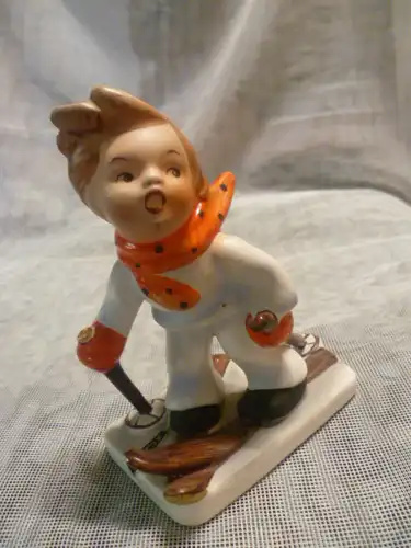 Cortendorf Mädchen beim Skifahren  Etikett Boden gemarkt  Höhe: 12,5 cm aus meiner Vitrine Rockabilly Ära 1950 er 