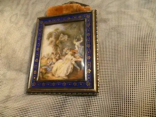 „Museale Pracht-Miniatur auf Elfenbein – Fête Galante in der Nachfolge von Jean-Antoine Watteau – Silbermontur (900) mit Gold-Emaille – Um 1840“