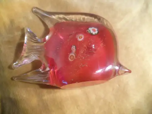 Murano 1970 Fisch Tischdekoration rubinrotes Glas mit Goldeinschmelzungen  sehr naturalistische Arbeit Vitrinenzustand