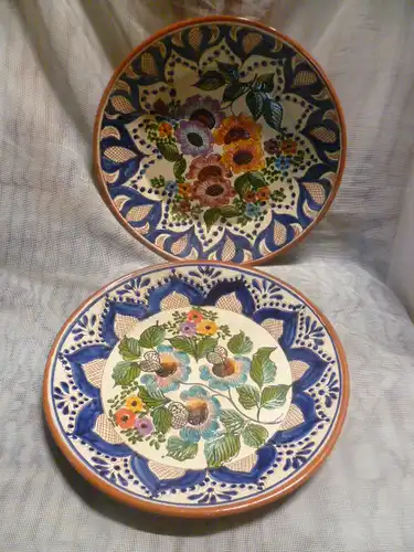  Alentejo-Keramikplatten 2 Stück  von Hand gefertigte Einzelstücke von Olaria Cristo, São Pedro do Corval, Reguengo de Monsaraz, mit Blumen verziert, Durchmesser 38 cm