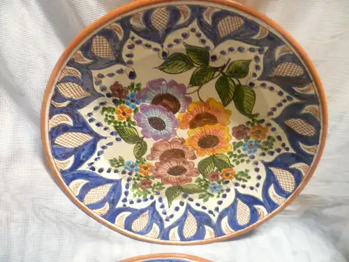 Alentejo-Keramikplatten 2 Stück  von Hand gefertigte Einzelstücke von Olaria Cristo, São Pedro do Corval, Reguengo de Monsaraz, mit Blumen verziert, Durchmesser 38 cm