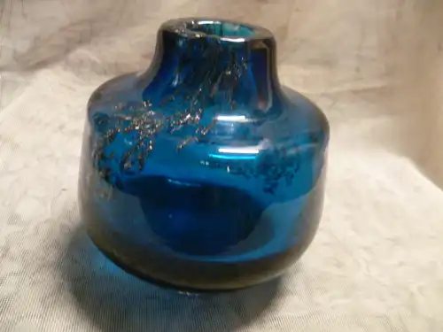 Designer: Prof. Löffelhardt 1901 Heilbronn - 1979 Stuttgart  Kugelvase  Mat. - Farbe: klares blaues Kristallglas mit Lufteinschlüssen, ausgekugelter Abriss