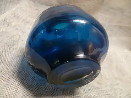 Designer: Prof. Löffelhardt 1901 Heilbronn - 1979 Stuttgart  Kugelvase  Mat. - Farbe: klares blaues Kristallglas mit Lufteinschlüssen, ausgekugelter Abriss