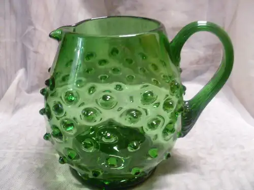 Imposantes ausgefallenes sehr seltene grüne Glas Kunst Objekt in Form eines Murano Netria Etrusca Empoli Verde Glas Henkelkruges mit Noppen 