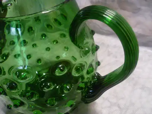 Imposantes ausgefallenes sehr seltene grüne Glas Kunst Objekt in Form eines Murano Netria Etrusca Empoli Verde Glas Henkelkruges mit Noppen 