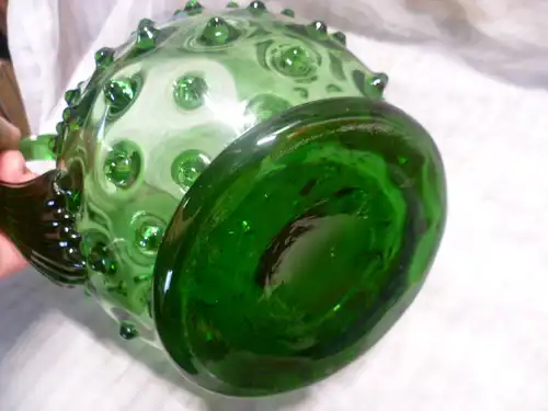 Imposantes ausgefallenes sehr seltene grüne Glas Kunst Objekt in Form eines Murano Netria Etrusca Empoli Verde Glas Henkelkruges mit Noppen 