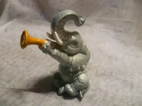 Verkauft !!     Goebel Hummel Elefant mit Horn Figurine Elephant Playing Horn seltene Sammler Figur  Mid Century 1970 er