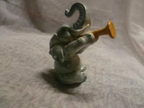 Verkauft !!     Goebel Hummel Elefant mit Horn Figurine Elephant Playing Horn seltene Sammler Figur  Mid Century 1970 er