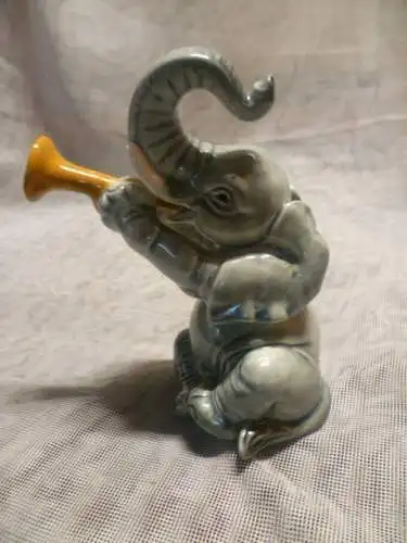 Verkauft !!     Goebel Hummel Elefant mit Horn Figurine Elephant Playing Horn seltene Sammler Figur  Mid Century 1970 er