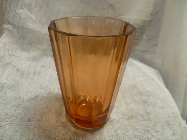 Josef Hoffmann für Moser Karlsbad Bernsteinfarbene Glasvase, ca. 1920. Schwere Ausführung. Zuschreibung 0