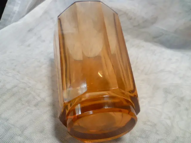 Josef Hoffmann für Moser Karlsbad Bernsteinfarbene Glasvase, ca. 1920. Schwere Ausführung. Zuschreibung 2