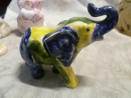 Wohl Goebel  oder Italien naturalistischer bunter Elefant aus Keramik 1960 / 70er