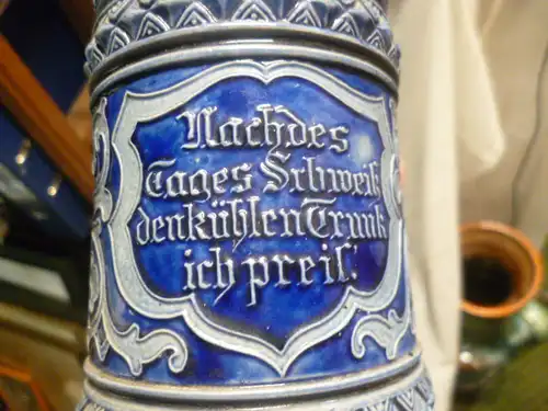 Trinkspruch : "Nach des Tages Schweiß den kühlen Trunk ich Preiß "Bierkrug R. Merkelbach um 1900 Daumendrücker in Form eines Türklopfers , Zinndeckel mit Porzellaneinlage 