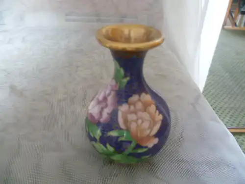 Japanische Cloisonné Vase, aus wohl heller Bronze mit einer Raumdekoration von  Lotusblüten Art Deko 1930