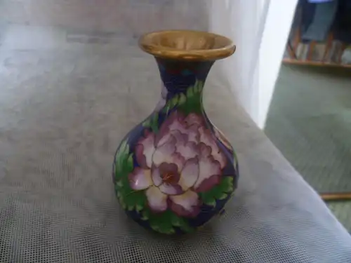 Japanische Cloisonné Vase, aus wohl heller Bronze mit einer Raumdekoration von  Lotusblüten Art Deko 1930