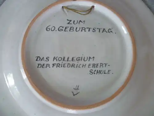 Karlsruher Majolika Wandteller Schlossansicht Karlsruhe 1963 handbemalt signiert H aus der Vitrine Durchmesser: 29 cm