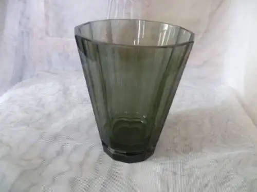 Josef Hoffmann für Moser Karlsbad Anthrazitfarbene Glasvase,im Schälschliff, ca. 1920. Schwere Ausführung. 780 Gramm