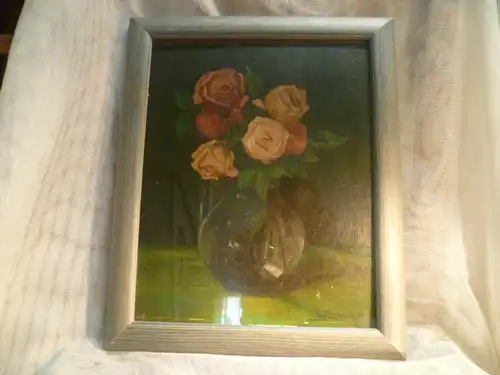 Hans Puchnar akademischer Maler des xix- xx Jhdt , bekannt für seine sehr detaillierten Rosenstilleben !"Rosenstrauß in einer Glasvase auf einem Tisch "